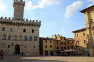 montepulciano-piazza-awesome-cinquecento